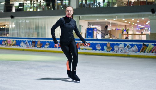 Observe-the-correct-skating-posture-for-beginner-Ice-Skating
